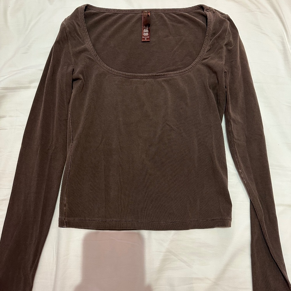 Skims New Vintage Scoop Long Sleeve T-Shirt in Cocoa, XS.